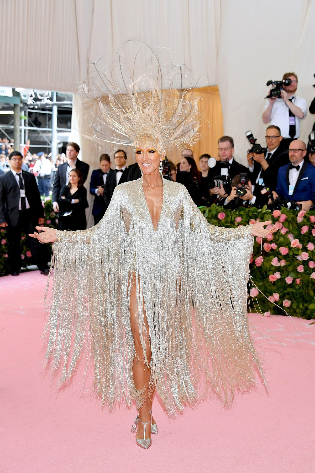 Diva Celine Dion ghi điểm với màn lựa chọn trang phục độc đáo của mình tại Met Gala 2019.