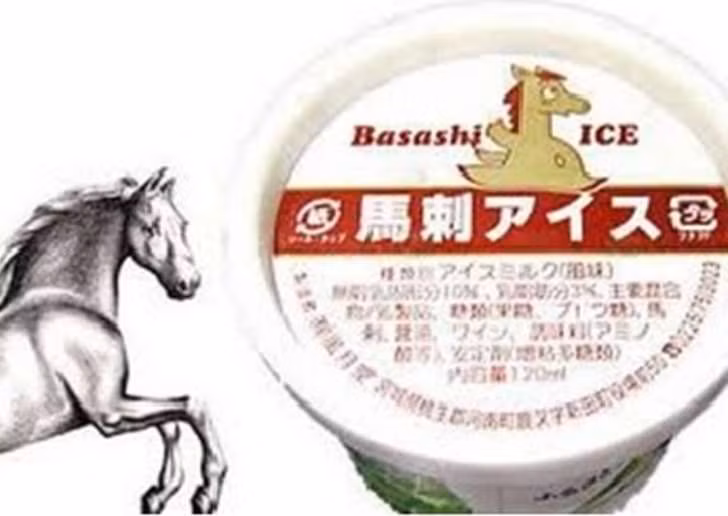 Kẹo mực: Là một quốc đảo, đời sống của người dân Nhật gắn liền với biển. Các món ăn vặt của Nhật cũng không thể thiếu hương vị hải sản và kẹo mực là một trong số những món ăn độc đáo đó. Những viên kẹo này có thể mang vị ngọt hoặc mặn, vị mực khô hoặc thậm chí, có cả vị kim chi chua cay