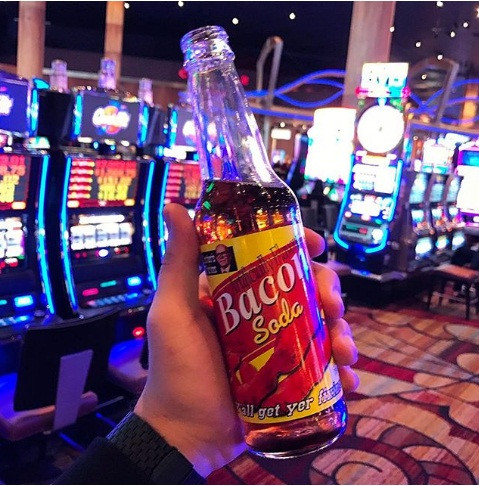 Soda có hương vị thịt xông khói: Một số công ty ở Mỹ đã sản xuất thức uống vị lạ này. Bạn có muốn thử trộn thịt xông khói với nước khoáng ngọt.