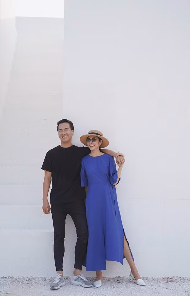 Tăng Thanh Hà cũng đặc biệt yêu thích những mẫu váy đơn sắc, phối với mũ cói, kính mát và giày bệt rất sang chảnh.