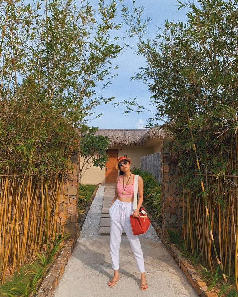 Áo croptop phối với quần đũi và dép xỏ ngón rất hợp với mùa đi biển.