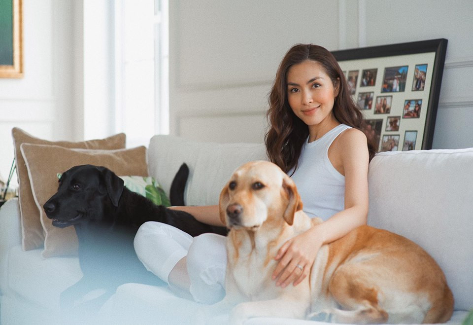 Khi ở nhà, cô chọn áo ba lỗ mát mẻ và giản dị.