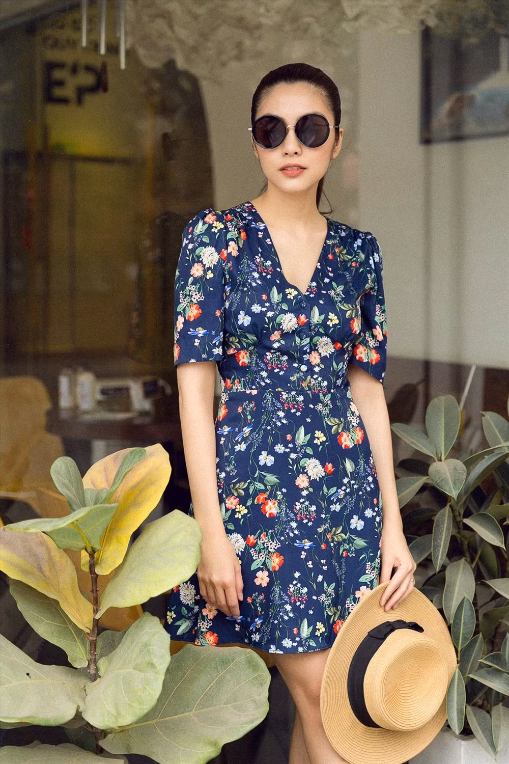 Váy hoa vintage với mũ cói rộng vành là là style hot nhất năm nay được người đẹp ưa chuộng.
