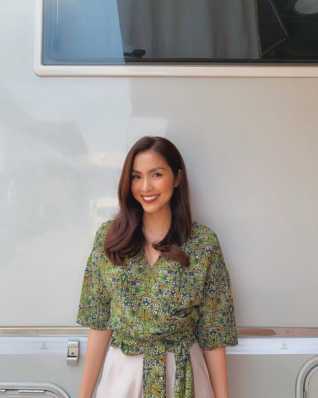 Trang phục của Hà Tăng có đủ loại màu sắc, dù tươi như vàng, xanh côban hay trầm như đen, trắng. Tất cả đều mang đến nét cá tính và sự sang trọng.