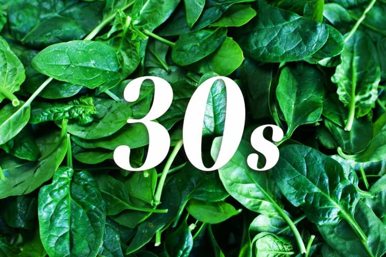 Thực phẩm nên ăn trong độ tuổi 30: Những năm 30 tuổi là khi hầu hết mọi người bắt đầu cảm thấy sự trao đổi chất của họ bị phanh lại và dễ tăng cân. Để chống lại điều này, hãy bổ sung thêm chất xơ từ những loại rau lá xanh đậm như rau bina hoặc cải xoăn và bơ. Chất béo lành mạnh từ dầu ô liu, các loại hạt và hạt, cùng với chất xơ, sẽ giúp kiểm soát cân nặng bằng cách giữ cho bạn no và giảm cảm giác thèm đồ ngọt hoặc đồ ăn vặt.