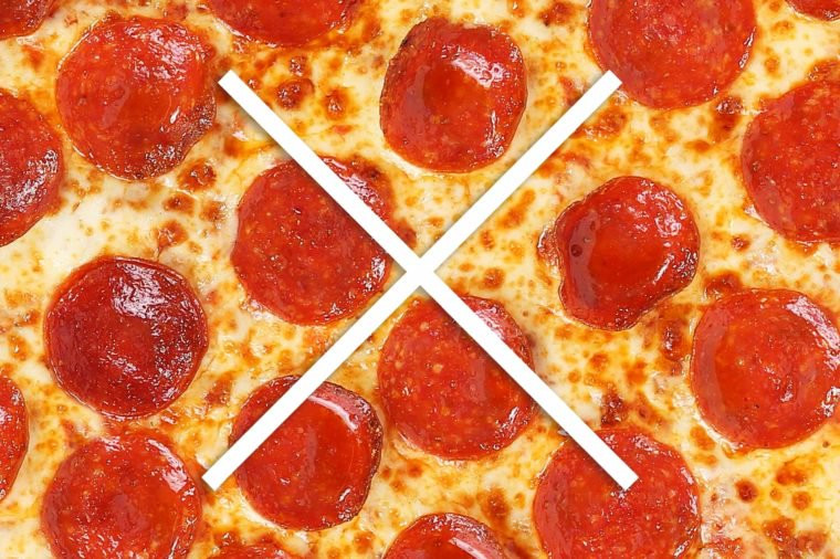 Thực phẩm nên tránh ở độ tuổi 30: Rượu và thực phẩm chế biến là kẻ thù của những người độ tuổi 30. Những thực phẩm này có thể tiết kiệm một chút thời gian và giúp giảm căng thẳng tạm thời nhưng về lâu dài, chúng sẽ làm tổn hại đến sức khỏe, tinh thần và thể chất của bạn.