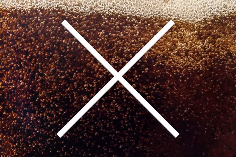 Thực phẩm nên tránh ở độ tuổi 40: Khi bước vào tuổi 40, bạn nên tránh ngay các thức ăn nhanh, đồ ăn nhẹ chế biến và đặc biệt là soda chứa nhiều đường. Ngoài ra, bạn cũng nên hạn chế lượng muối. Quá nhiều natri có liên quan đến huyết áp cao, đầy hơi và tăng cân.