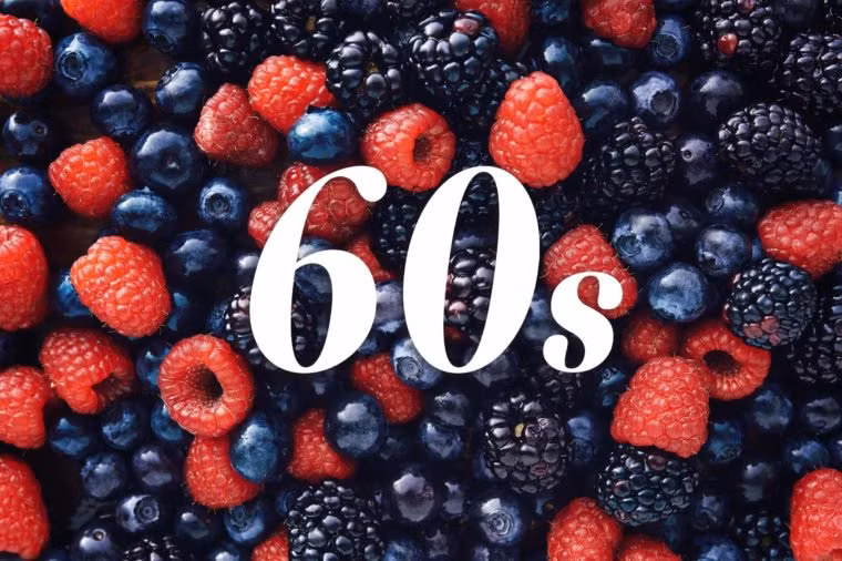Thực phẩm nên ăn trong những năm 60: Sức khỏe của não nên là trọng tâm của dinh dưỡng trong độ tuổi 60. Bởi vì não người có 60% chất béo, hãy bắt đầu bổ sung một lượng dầu dừa, quả bơ, các loại hạt, giúp nuôi dưỡng não. Quả mọng chứa đầy chất chống oxy hóa, một chất dinh dưỡng khác giúp ích cho não và hệ miễn dịch.