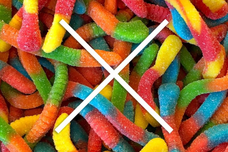 Thực phẩm nên tránh ở độ tuổi 20: Những món ăn như mì ramen, đồ ăn nhanh, bánh rán và nước ngọt sẽ khiến bạn gặp vấn đề về sức khỏe suốt đời. Lâu lâu, bạn có thể ăn nếu thèm nhưng cố gắng tránh các món chiên, bánh ngọt và kẹo. Ngoài ra, các thanh niên 20 tuổi cũng nên cắt bỏ đồ uống có đường như cà phê, nước ngọt, đồ uống thể thao và thậm chí nước trái cây.