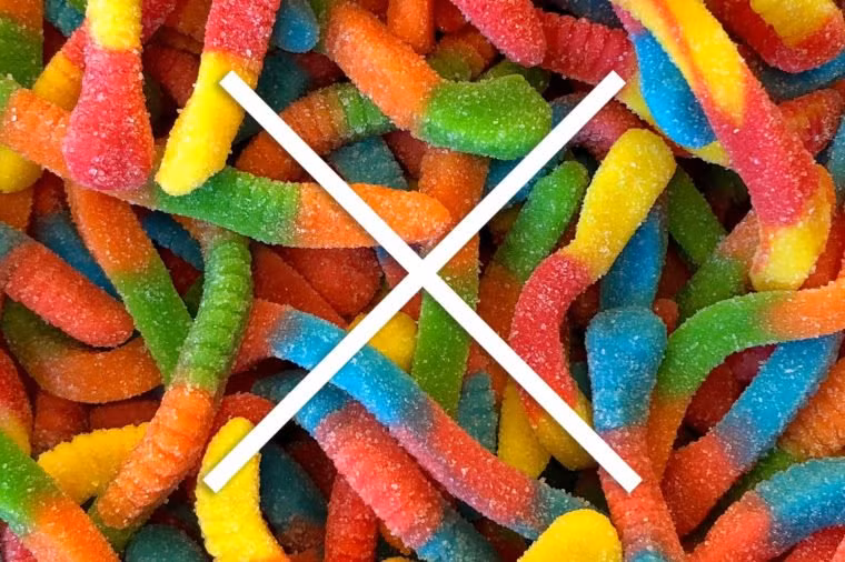 Thực phẩm nên tránh ở độ tuổi 20: Những món ăn như mì ramen, đồ ăn nhanh, bánh rán và nước ngọt sẽ khiến bạn gặp vấn đề về sức khỏe suốt đời. Lâu lâu, bạn có thể ăn nếu thèm nhưng cố gắng tránh các món chiên, bánh ngọt và kẹo. Ngoài ra, các thanh niên 20 tuổi cũng nên cắt bỏ đồ uống có đường như cà phê, nước ngọt, đồ uống thể thao và thậm chí nước trái cây.