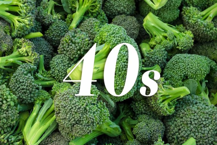 Thực phẩm nên ăn ở độ tuổi 40: Đây là thời điểm các hormone của bạn sẽ thay đổi rõ rệt, đặc biệt là estrogen và testosterone. Để ổn định mức độ hormone, bạn hãy tiêu thụ các loại rau họ cải bao gồm bắp cải, bông cải xanh, súp lơ, mầm Brussels và cải xoăn. Ngoài ra, bạn cũng nên bổ sung thêm omega 3 từ các loại cá béo như cá hồi, cá bơn, cá hồi, cá cơm và cá mòi hoặc từ quả óc chó, hạt lanh và hạt chia.