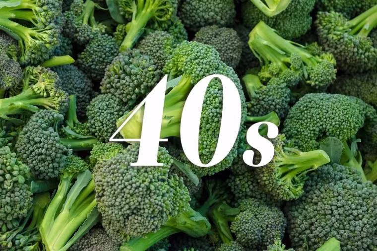 Thực phẩm nên ăn ở độ tuổi 40: Đây là thời điểm các hormone của bạn sẽ thay đổi rõ rệt, đặc biệt là estrogen và testosterone. Để ổn định mức độ hormone, bạn hãy tiêu thụ các loại rau họ cải bao gồm bắp cải, bông cải xanh, súp lơ, mầm Brussels và cải xoăn. Ngoài ra, bạn cũng nên bổ sung thêm omega 3 từ các loại cá béo như cá hồi, cá bơn, cá hồi, cá cơm và cá mòi hoặc từ quả óc chó, hạt lanh và hạt chia.