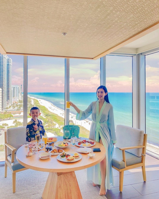 Giờ đây, mỹ nhân 9x đang có cuộc sống hạnh phúc cùng chồng và cậu con trai BBQ tại Los Angeles.