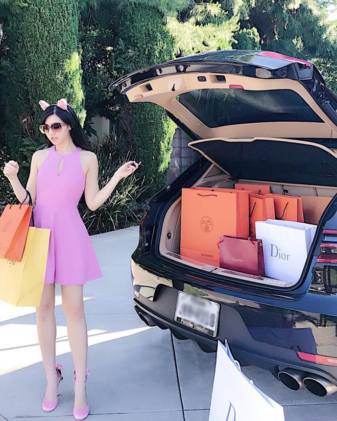 Là tiểu thư của một đại gia buôn xe hơi và siêu xe tại Mỹ, Việt Nam nên Tiểu Giang thường xuyên đăng tải những hình ảnh sang chảnh bên siêu xe, từ Huracan, Bentley, Rolls Royce đến Maserati... 