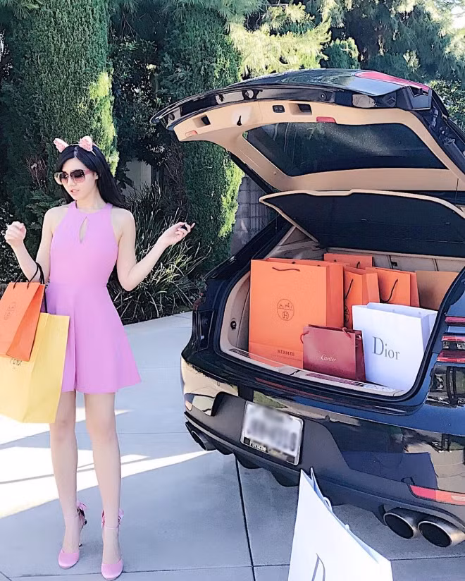 Là tiểu thư của một đại gia buôn xe hơi và siêu xe tại Mỹ, Việt Nam nên Tiểu Giang thường xuyên đăng tải những hình ảnh sang chảnh bên siêu xe, từ Huracan, Bentley, Rolls Royce đến Maserati... 