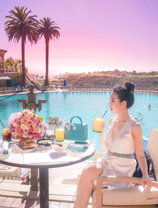 Phong cách thời trang của Tiểu Giang nghiêng về sự thanh lịch, quý phái.