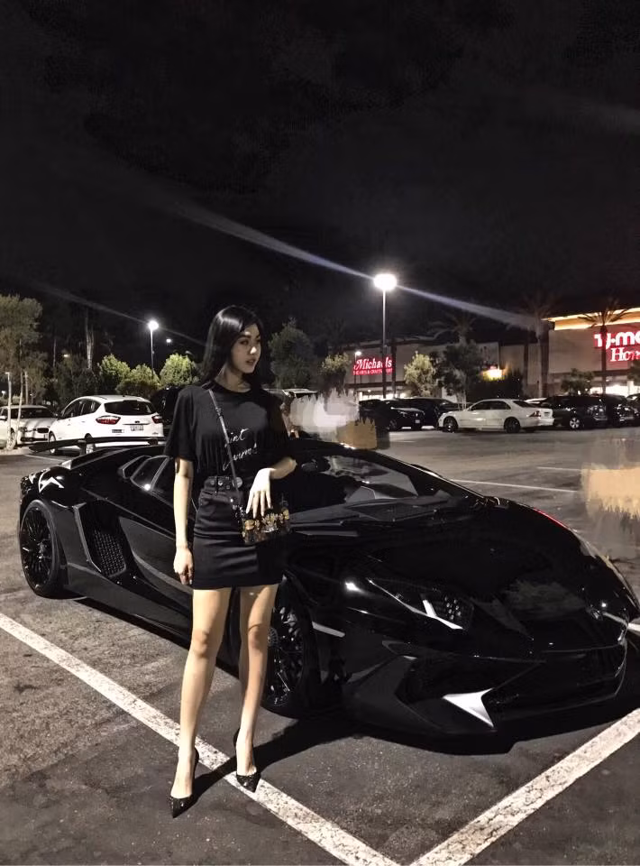 Tiểu Giang mặc cả một "cây" đen cực chất "đọ dáng" cùng chiếc siêu xe cùng tông màu. Ảnh: Internet.