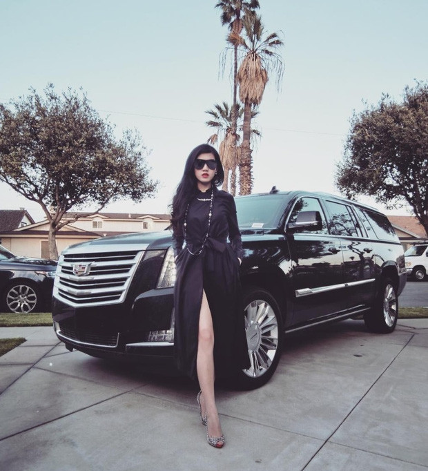 Ăn mặc sang chảnh và chụp ảnh bên siêu xe là hình ảnh người ta thường thấy trên trang mạng cá nhân của Tiểu Giang.