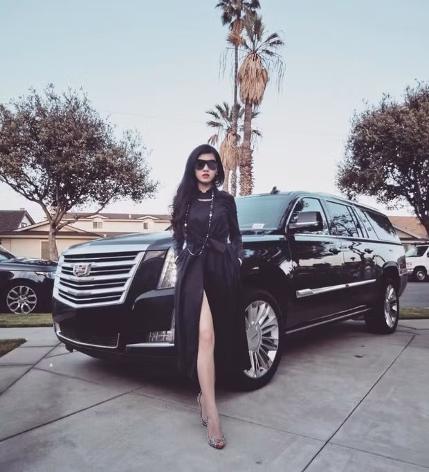 Ăn mặc sang chảnh và chụp ảnh bên siêu xe là hình ảnh người ta thường thấy trên trang mạng cá nhân của Tiểu Giang.