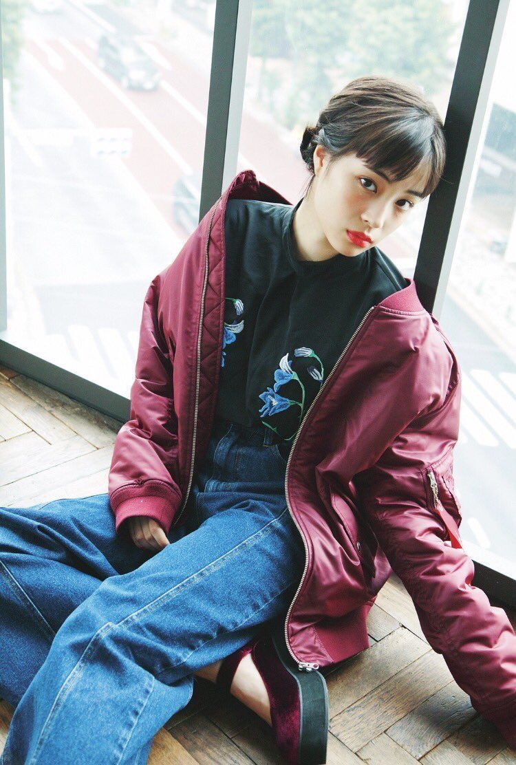 Hiroso Suzu có phong cách thời trang đời thường khá chất.