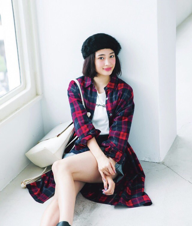 Cô mặc áo phông và quần short jean phối với áo sơ mi dáng dài trẻ trung, phù hợp với lứa tuổi 20 của mình.