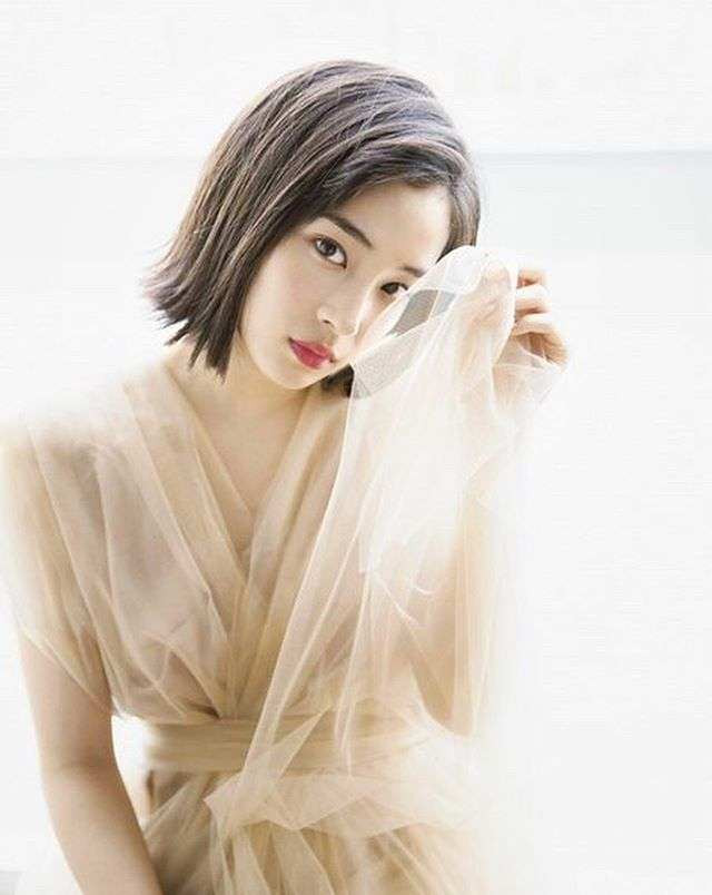 Hiroso Suzu đẹp mong manh trong kiểu váy voan tinh tế.