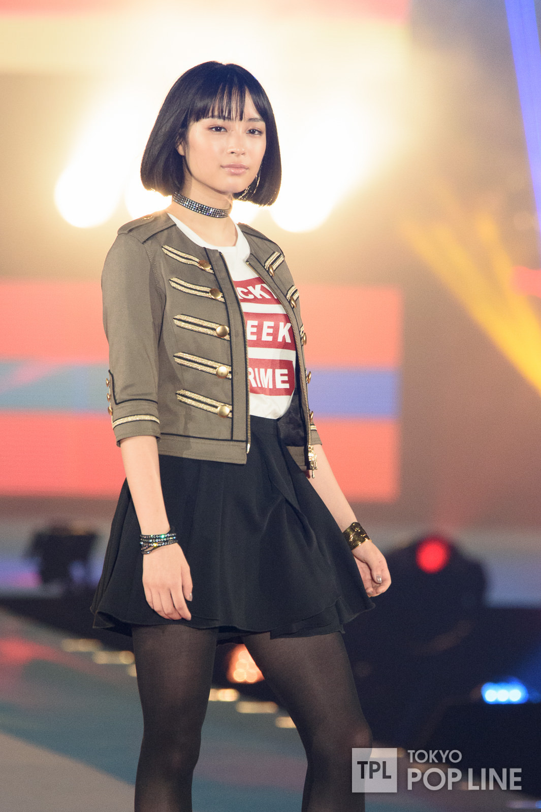 Cách phối đồ của cô khá đơn giản nhưng vẫn khá thời thượng.