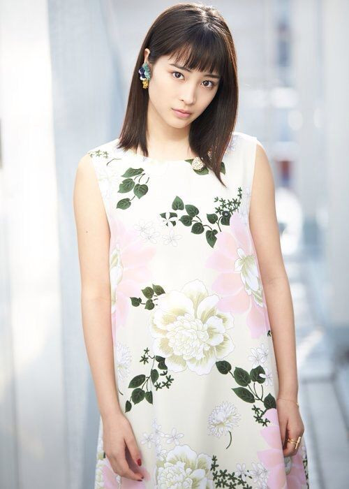 Cô cũng không ngại thử những kiểu váy suông họa tiết hoa lá. Ảnh: Internet.