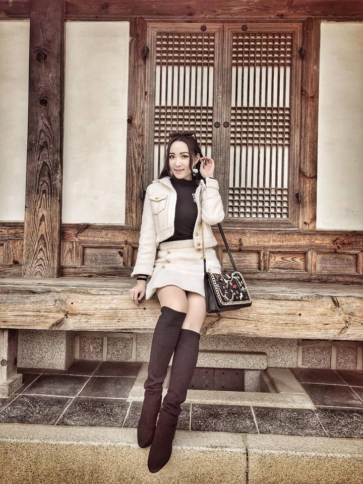 Kính mắt và túi xách là những phụ kiện thường được cô nàng mang theo. Ảnh: FBNV.