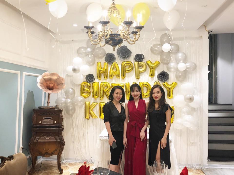 Chiếc jumpsuit đỏ giúp cô nàng nổi bật trong bữa tiệc.