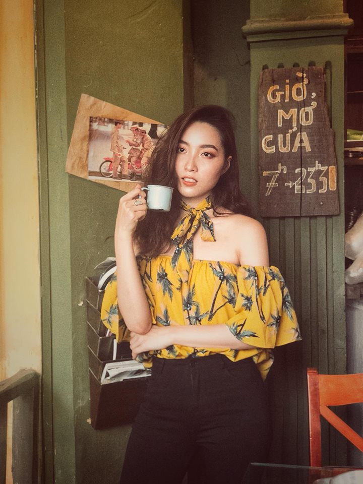 Chiếc áo trễ vai màu vàng giúp Mai Anh khoe da nước da trắng ngần.