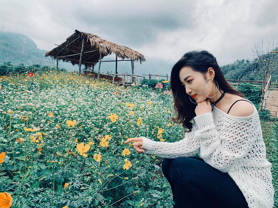 Trái với nét quê mùa trong phim, Mai Anh ở ngoài đời có cách ăn mặc khá quyến rũ và sành điệu.