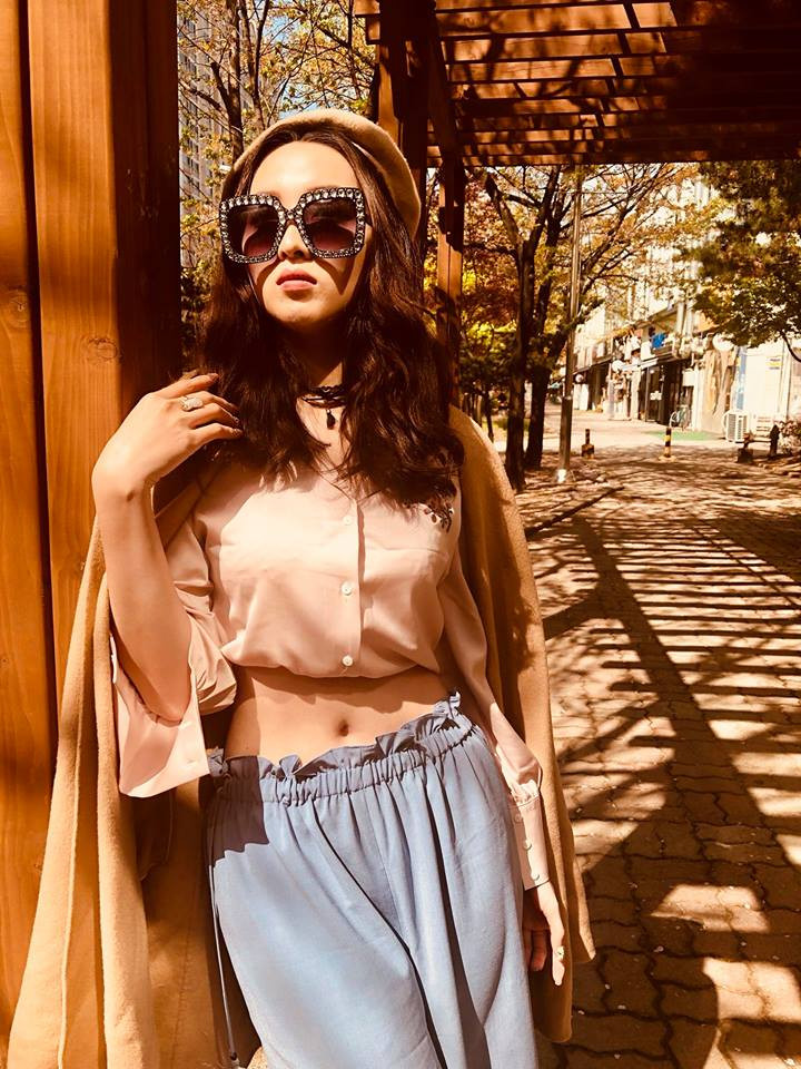 Các set đồ được cô nàng phối thêm với kính mắt hay mũ để tăng thêm sự sang chảnh.