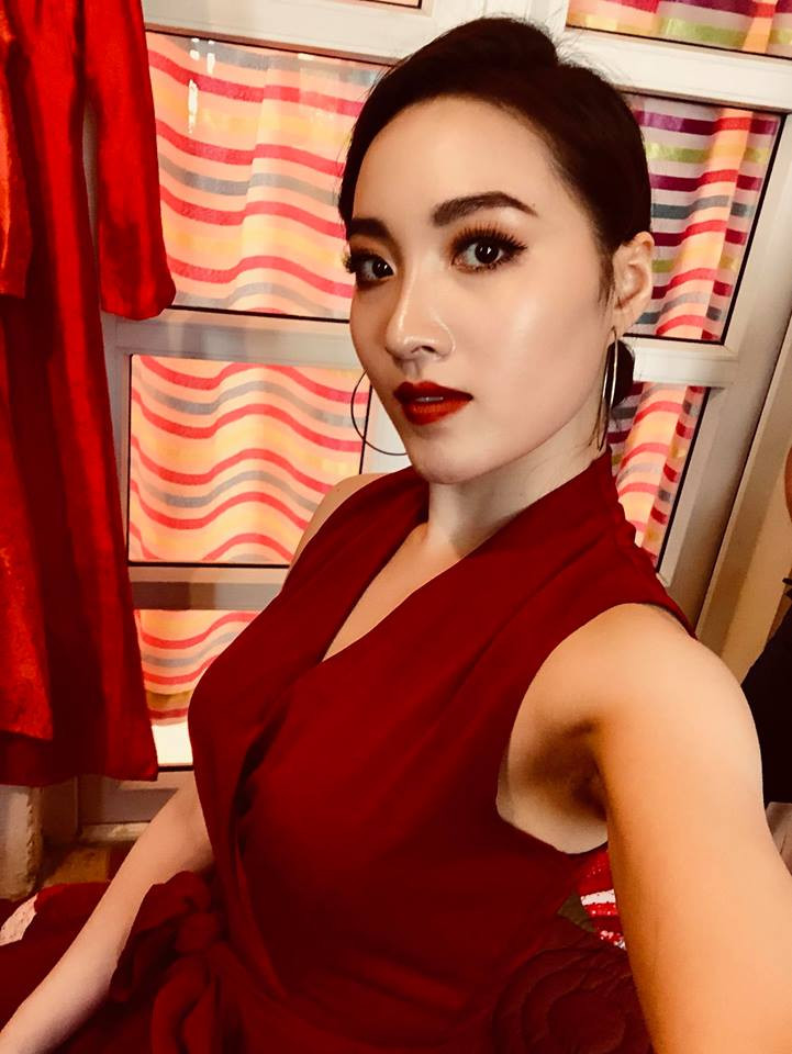 Không chỉ ăn mặc sành điệu, Mai Anh ngoài đời còn có cách trang điểm khá đậm và sắc sảo.