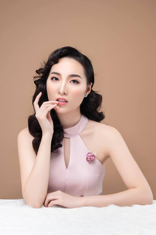 Nữ diễn viên mặc chiếc váy hồng khoe vai trần nõn nà.