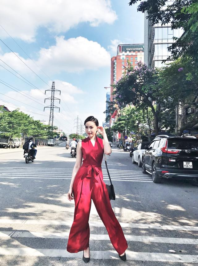 Mai Anh trông nổi bật trên phố với set đồ đỏ.