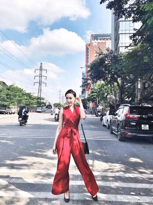 Mai Anh trông nổi bật trên phố với set đồ đỏ.