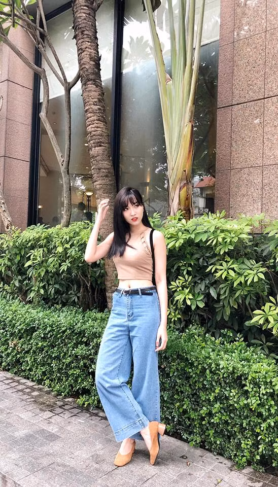 Cô diện kiểu áo yếm và quần jean nhằm khoe vòng eo thon thả.