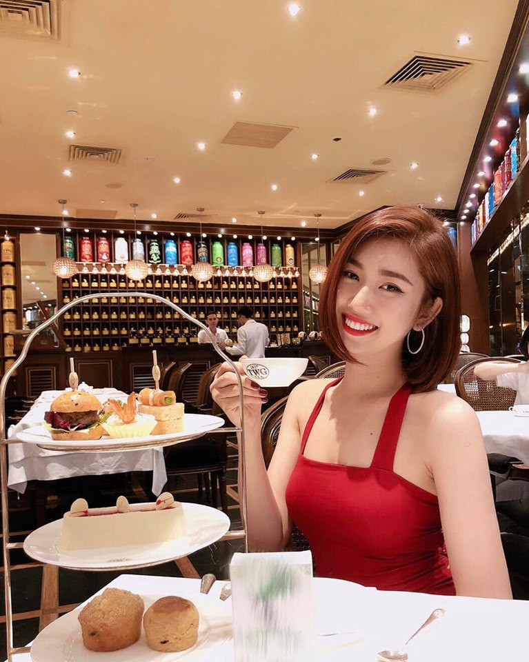 Những chiếc váy hai dây đỏ cũng không thể thiếu trong tủ đồ của Thúy Ngân.