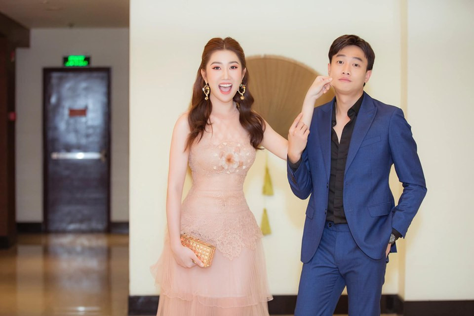 Style thường ngày của Thúy Ngân biến hóa từ nữ tính điệu đà đến cá tính sang chảnh.