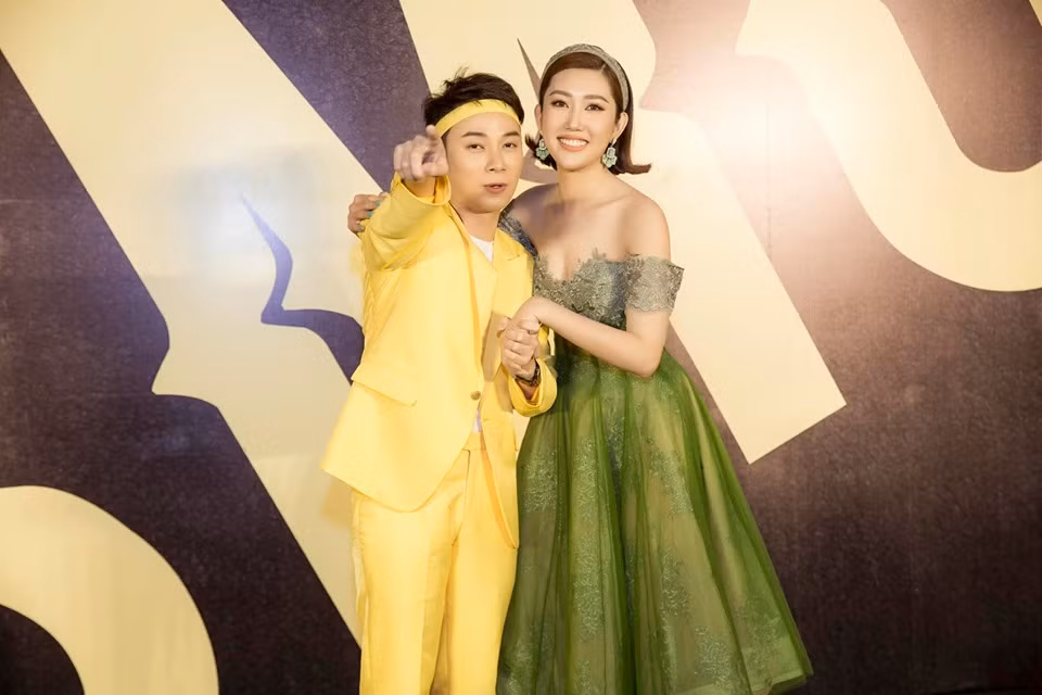 Cũng giống hình ảnh cô gái hiện đại, nóng bỏng trong MV “Sáng mắt chưa” của Trúc Nhân, Thúy Ngân ngoài đời có cách ăn mặc cực gợi cảm và ấn tượng.