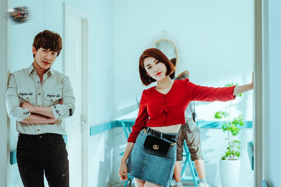 Có thể thấy Thúy Ngân rất ưu ái các set đồ màu đỏ nổi bật.