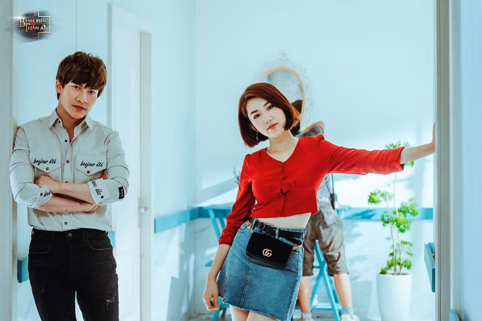 Có thể thấy Thúy Ngân rất ưu ái các set đồ màu đỏ nổi bật.