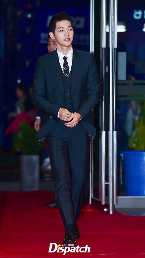 Không cần phải bàn luận gì nhiều, Song Joong Ki chỉ cần khoác lên người bộ suits là đủ toát lên khi chất ngời ngời.