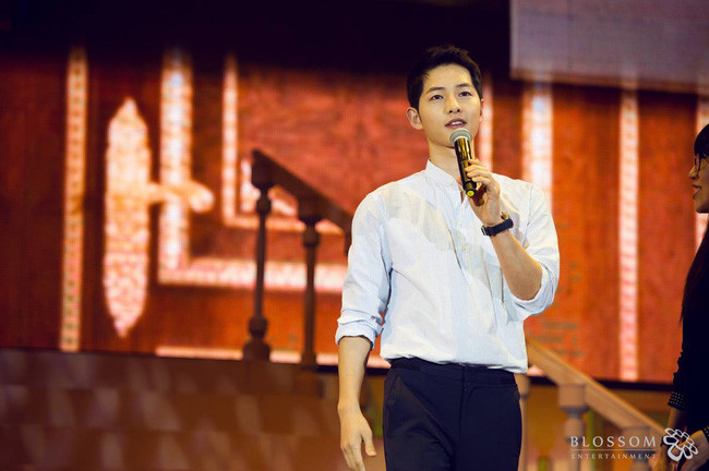 Mỗi lần Song Joong Ki mặc sơmi là một lần chị em "say như điếu đổ".