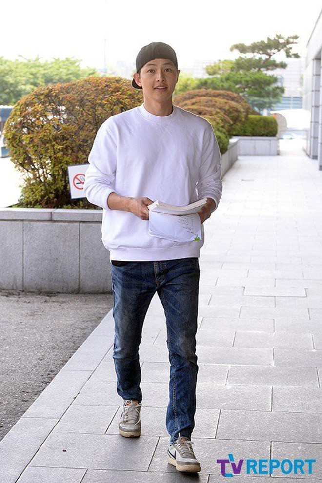 Song Joong Ki chinh phục trái tim các nàng chỉ bằng những thiết kế áo phông trắng và quần jean quen thuộc.
