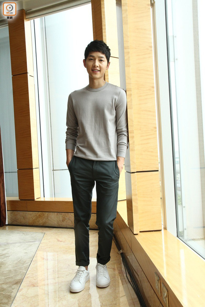 Nhìn khuôn mặt và cách ăn mặc trẻ trung của Song Joong Ki, không ai đoán được anh chàng này đã bước sang tuổi 34. Ảnh: Internet.