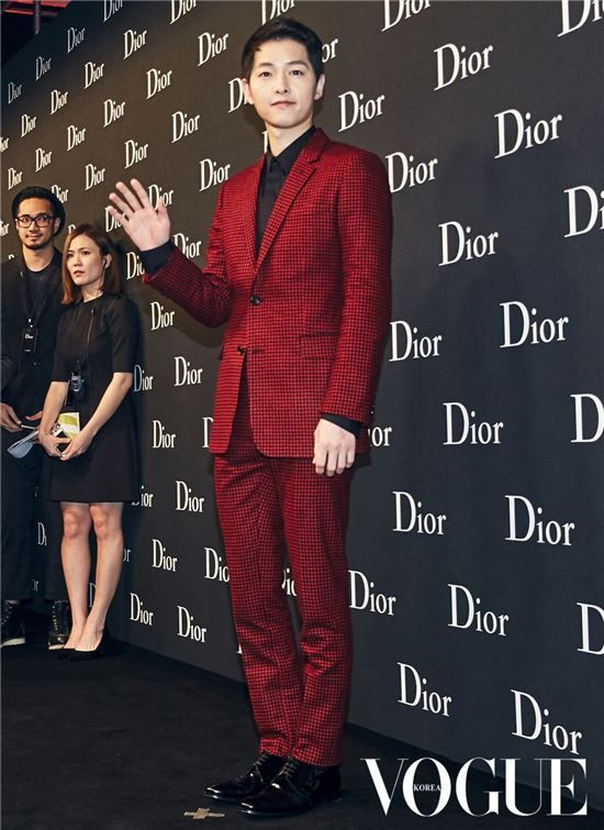 Nam diễn viên sinh năm 1985 mặc bộ vest đỏ cực sang chảnh và nổi bật.
