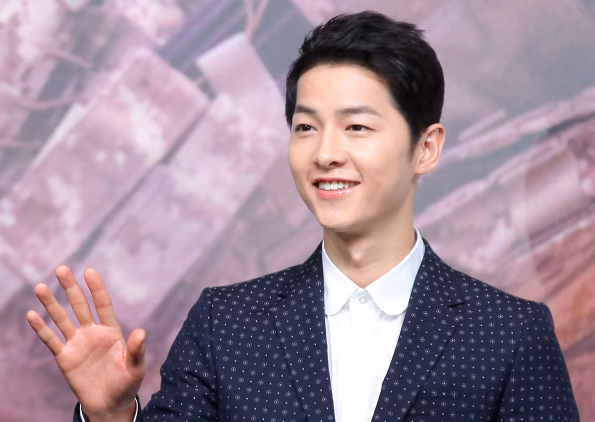 Từ sau bộ phim "Hậu duệ mặt trời", chàng Song đã lột xác thành một người đàn ông thực thụ với phong cách thời trang nam thần vô cùng lịch lãm, phong độ.