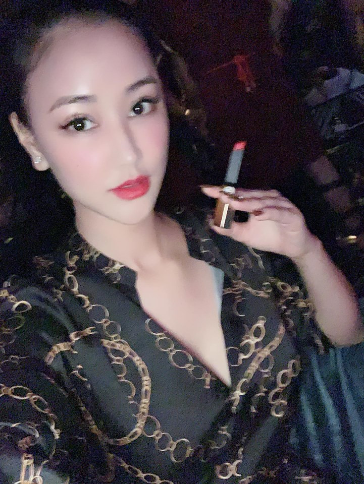 Maya diện kiểu áo sơ mi xẻ cổ sâu để lộ vòng một lấp ló.